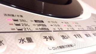 家庭用のドライ洗い洗剤でも色が滲んだり他のお洋服に付く事があります