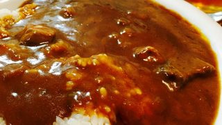 カレーは美味しいので食べずにはいられませんが知らない間に服に付きます