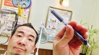 もしもシャツやブラウスにインクが沢山付いたら触らないまま持って来てね