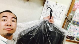 衣替えでクリーニングしたお洋服に掛かっているビニール袋は外してね