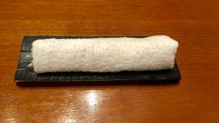 お食事中にお洋服が汚れた時には特にオシボリでは絶対に擦らないでね