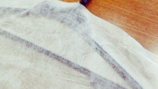 お洋服を通気性のある袋に入れ直して保管する時に気を付けたい事とは