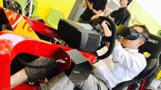 今ならルノー枚方店に行きますと話題のVRシュミレ―タ―乗れますよ