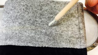 ウールコートのソデ部分折り返しの裏側に黄色い線が入っていませんか