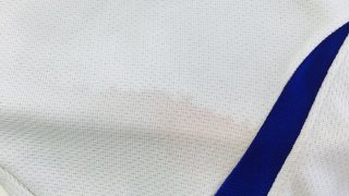 シャツの脇部分が赤っぽくなるのは銀イオンスプレーが反応したのかも