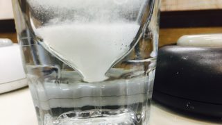 汚れやシミを取ろうとして漂白剤を使ってしまうと色にもダメージが発生致しますよ