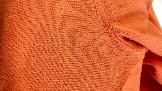セーターの汗を掻きやすい部分をチェックしてみて下さい色が変色しているかも