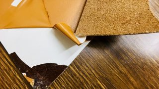 皮革製品のお洋服に使われている素材には革は革でも天然モノと人工モノがあります