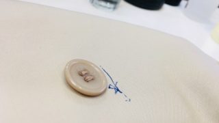 白くないお洋服に付いてしまったボールペンのインクはむやみに触らない様にして下さいませ