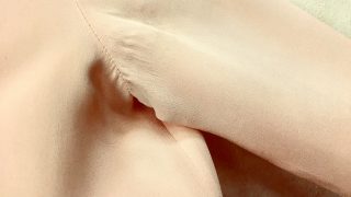 色柄物のお洋服の脇部分は汗をかく事により色が変化する場合があります