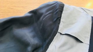 表の生地は何ともなっていないのに裏地が裂けたり破れたりしているお気に入りのスーツですが直りますよ