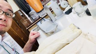 袖の裏地が白い場合には特に汚れておりますと目立ちますのでお時間のある時にはシミ抜き致しましょう
