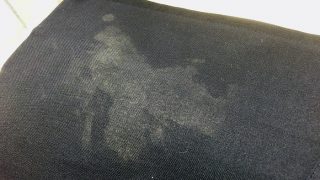 アクリル絵の具は取り切れずに残ってしまうとお家では生地を傷めずに取る事が出来にくくなります