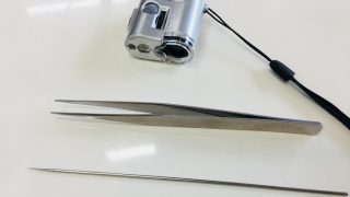 繊維クズや木のささくれやビニールやプラスティック片等が生地に付いている時にはシミの様に見えたりも致します