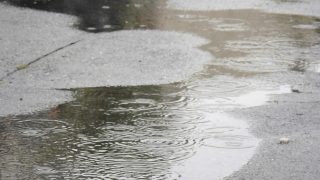 そろそろ梅雨時ですが自転車でも徒歩でも泥水の水たまりの泥はねにはご注意くださいませ