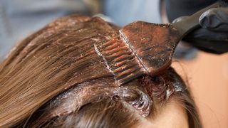 もしもお洋服にヘアカラーが付いてしまった時には応急処置ではなく１番良い方法は「何もしない事」