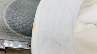 白い帽子のつばが知らない間に黄色や赤色に変色していませんか？それってしみ抜きで取れるかも知れませんよ