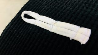 ボタンホール周辺に赤いシミが有る事はありませんか？赤いシミはサビである可能性が高いです