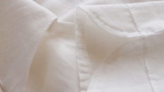 クローゼットに保管していたら黄色くなってしまいましたと言うご相談は非常に良くあるご相談なんです