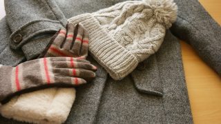 去年の冬に着用してクリーニングに出していないウールのセーターやジャケットやコートがあるならまずは穴が開いていないかチェックして下さいね