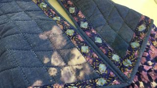 濃色系のお洋服に漂白剤を使ったり付いてしまって色が抜けたりしてしまった場合でも直るかも知れませんよ