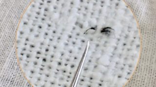 たまにシミの様なモノがシミではなく他の繊維や木のささくれやビニールやプラスティック片だったりする事も実はたまにあります
