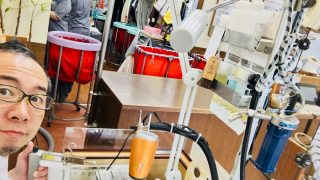 ご来店された時にすぐ左側でシミ抜きを実演しておりますので生ライブでシミ抜きをご覧いただく事が出来ます