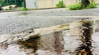 ゲリラ豪雨が激しいですが自転車でも徒歩でも雨の日の泥水の泥はねにはご注意くださいませ
