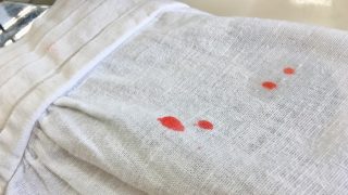 お洋服にマニキュアが付いてしまっても慌てずにお持ち下さいませ落とせるかも知れませんよ
