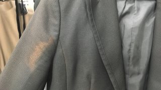 黒い濃色のジャケットの色が変色して赤っぽくなってしまっても虫食いや生地が傷んでいなければまだ着用したいですよね