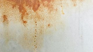 おウチでお洗濯した後によく見てみると茶色いシミが付いていたという場合はサビかも知れませんよ