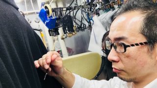 ウールコートの虫食い穴はある事をすればかなり目立たなくする事が可能なんです