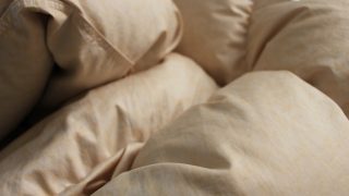 もう寒いぐらいですよねお布団やモーフのクリーニング忘れてましたらお急ぎでお洗い致します