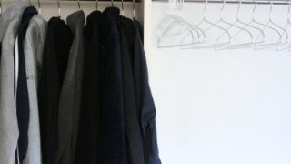 久しぶりにクローゼットから出した冬物のお洋服にシミが出て来ていたら早めにシミ抜き致しましょう