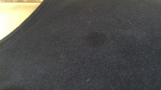 濃色のシャツに色が濃く見える様に付いた油のシミは水を浸けて擦っても漂白しても取れません