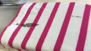 何故クリーニング屋さんの店頭では何のシミが付いたか聞かれるのか教えて欲しいです