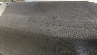 血液のシミは時間が経つと変化してかなり取れにくくなりますので早めに取ってしまいましょう