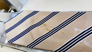 ネクタイにシミが付いてしみ抜きしてもらったけど全く取れていなかった事がショックでしたとのご相談です