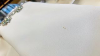 長時間放置してしまった血液のシミは酸化してしまうと取れにくく生地の色も壊れている場合があります