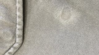 液体の漂白剤がお洋服に付いてしまって乾いて見えなくなってもそのままにしておくと色が抜けたりしてしまったり致します