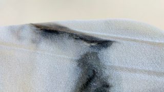 スカートの裾が自転車に巻き込んでしまったらシミ抜きすれば汚れは取れますが生地の傷みはどうしようもないので気を付けて下さいね