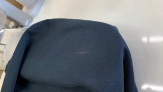 公共の場のトイレ等の利用すると知らない間にお洋服の色が無くなる事があるんです