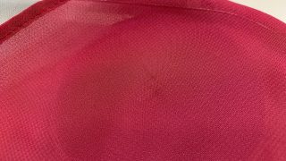 油が薄いお洋服の生地に付いてしまいますと十文字に見えるの様なシミが付きます