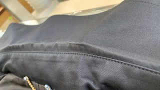濃色のコートの襟部分は摩擦により変化しやすく色が剥げてきたり致しますのでご相談下さい