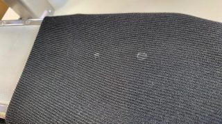 マニキュアや接着剤がお洋服に付いてしまっても即除光液は使わないで下さいね