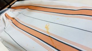 古い変質したシミは簡単には取れませんのでお家では無理せずにご相談下さいませ
