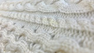 今使う冬物のセーターを長期保管中に浮き出てきた数年前の黄ばみでも落ちる可能性はあります