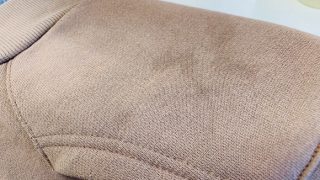 お洋服の洗濯表示がドライクリーニング✕の場合には生地に付いた油のシミは水洗いで洗うだけでは落とせません