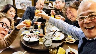 綿のシャツやパンツに付いた少しだけの醤油なら1分以内に応急処置すれば殆ど取れます