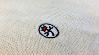 ブランドロゴマークの部分はかなり目立ちますので汚れやシミがあったら早めに取り除きましょう